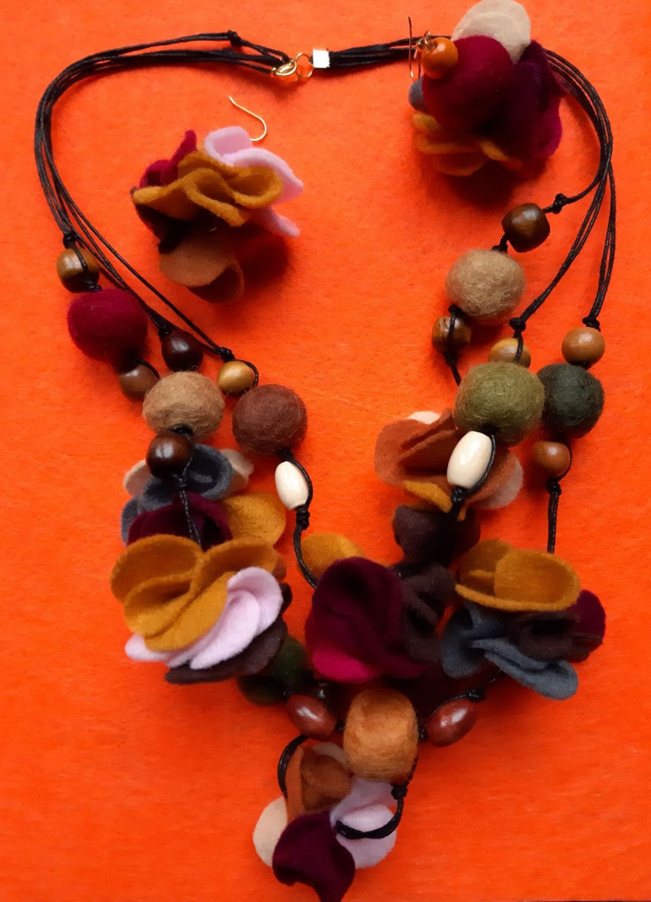 Esen - Bright and Picturesque Superior Wool Felt Ball Necklace And Earrings Set Jewellery Gift