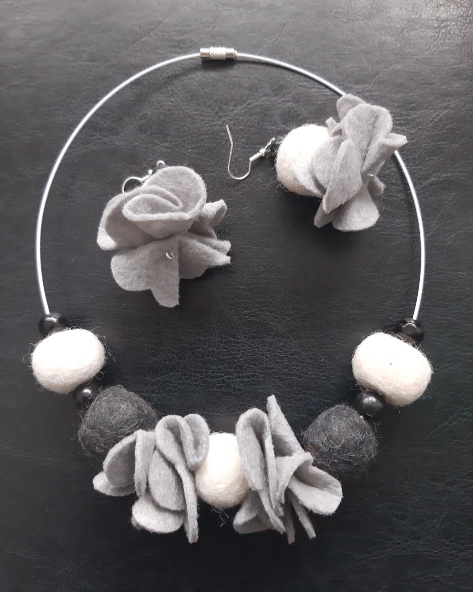 Librarian - Delicate High-class Wool Felt Jewellery Set of Necklace and Earrings