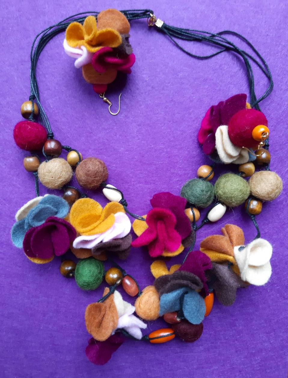 Esen - Bright and Picturesque Superior Wool Felt Ball Necklace And Earrings Set Jewellery Gift