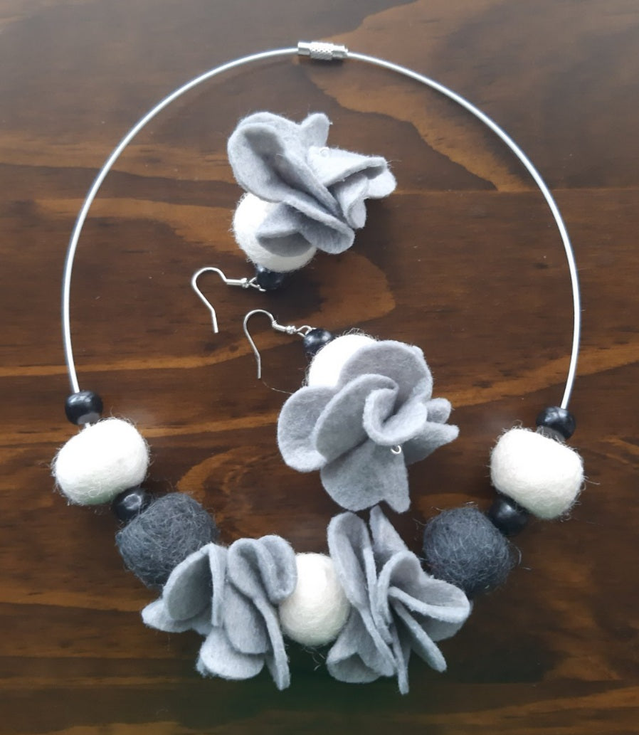 Librarian - Delicate High-class Wool Felt Jewellery Set of Necklace and Earrings