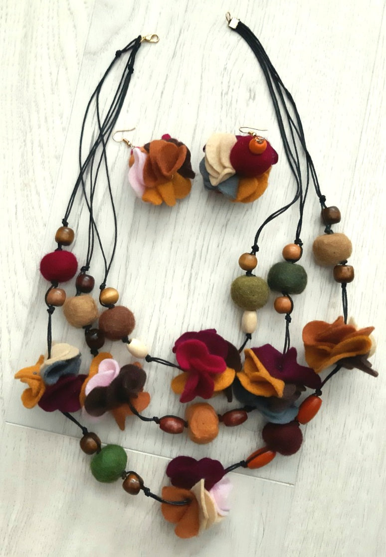 Esen - Bright and Picturesque Superior Wool Felt Ball Necklace And Earrings Set Jewellery Gift